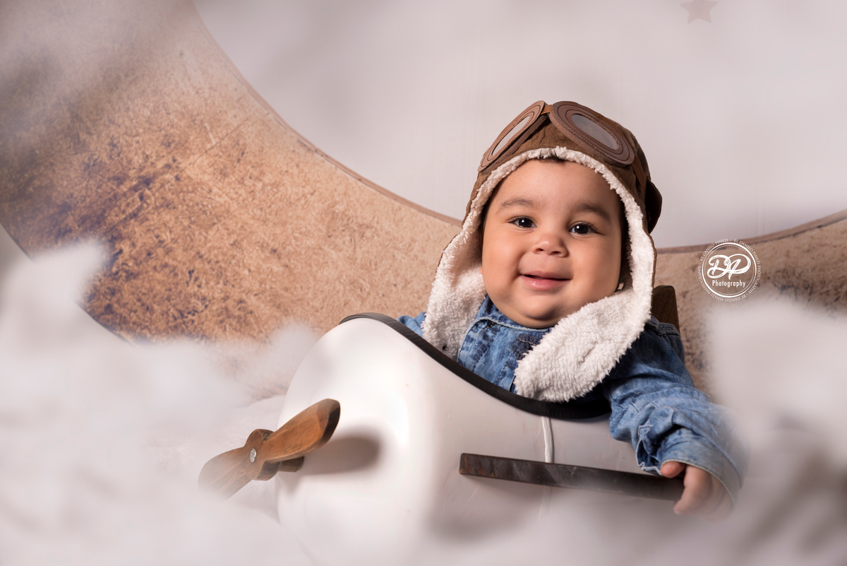 Fotografia de família, acompanhamento mensal, estúdio fotográfico profissional, ensaios temáticos,, Danilo Pinezi Fotografia, avião, aviador, bebê aviador