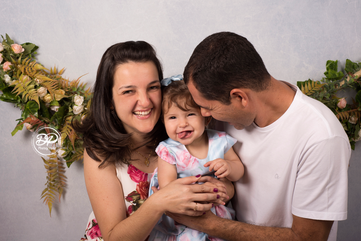 Ensaio de primavera com flores feito pra bebê menina no estúdio Danilo Pinezi Fotografia em Bariri SP