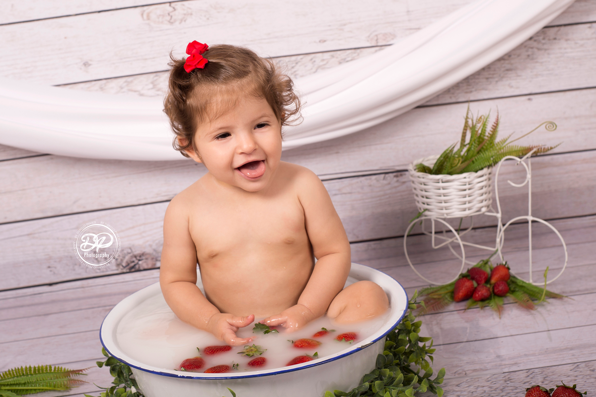 Milk Bath Menina com morangos, feito no Estúdio Danilo Pinezi Fotografia em Bariri