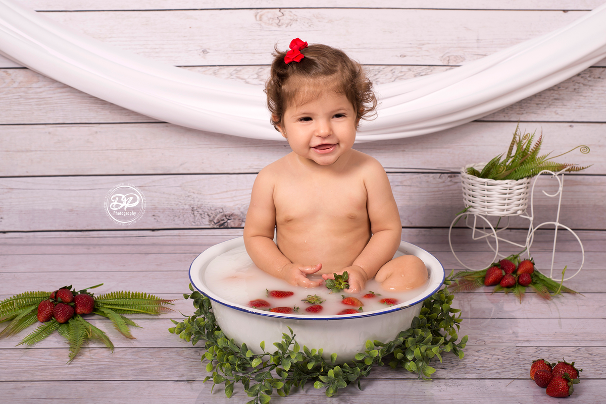 Milk Bath Menina com morangos, feito no Estúdio Danilo Pinezi Fotografia em Bariri