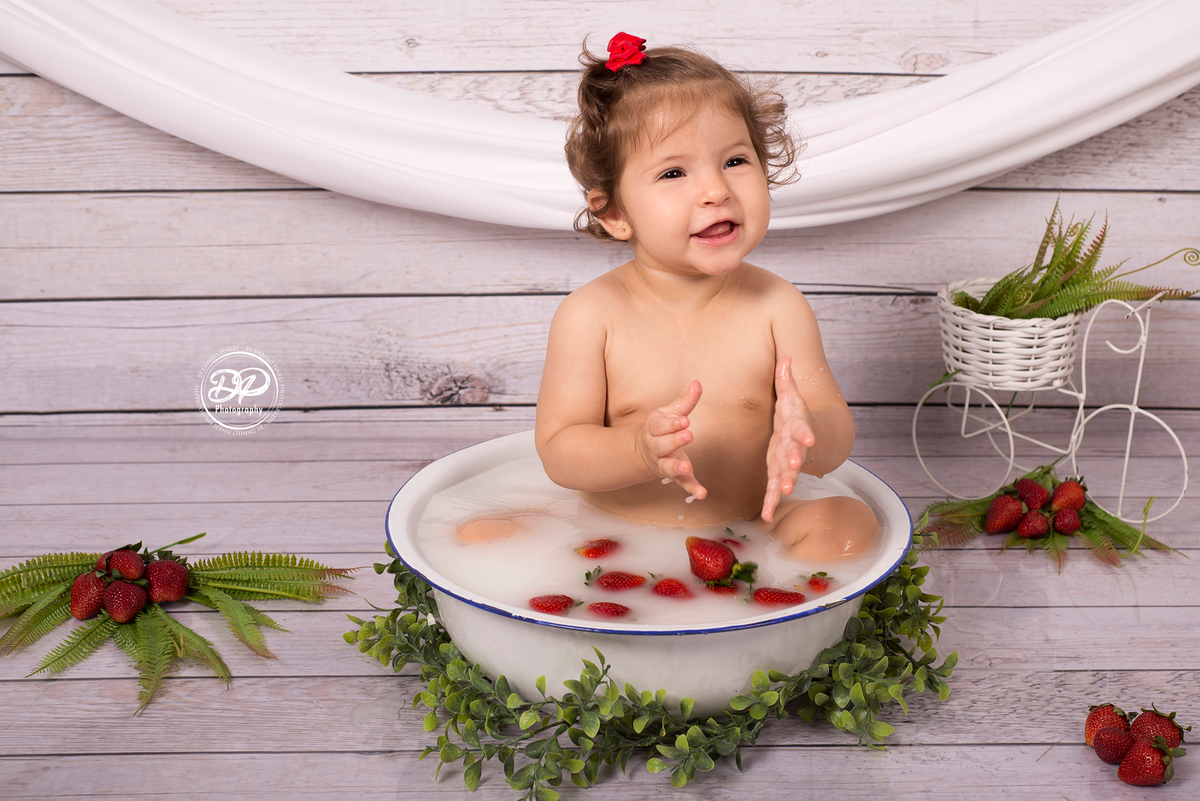Milk Bath Menina com morangos, feito no Estúdio Danilo Pinezi Fotografia em Bariri