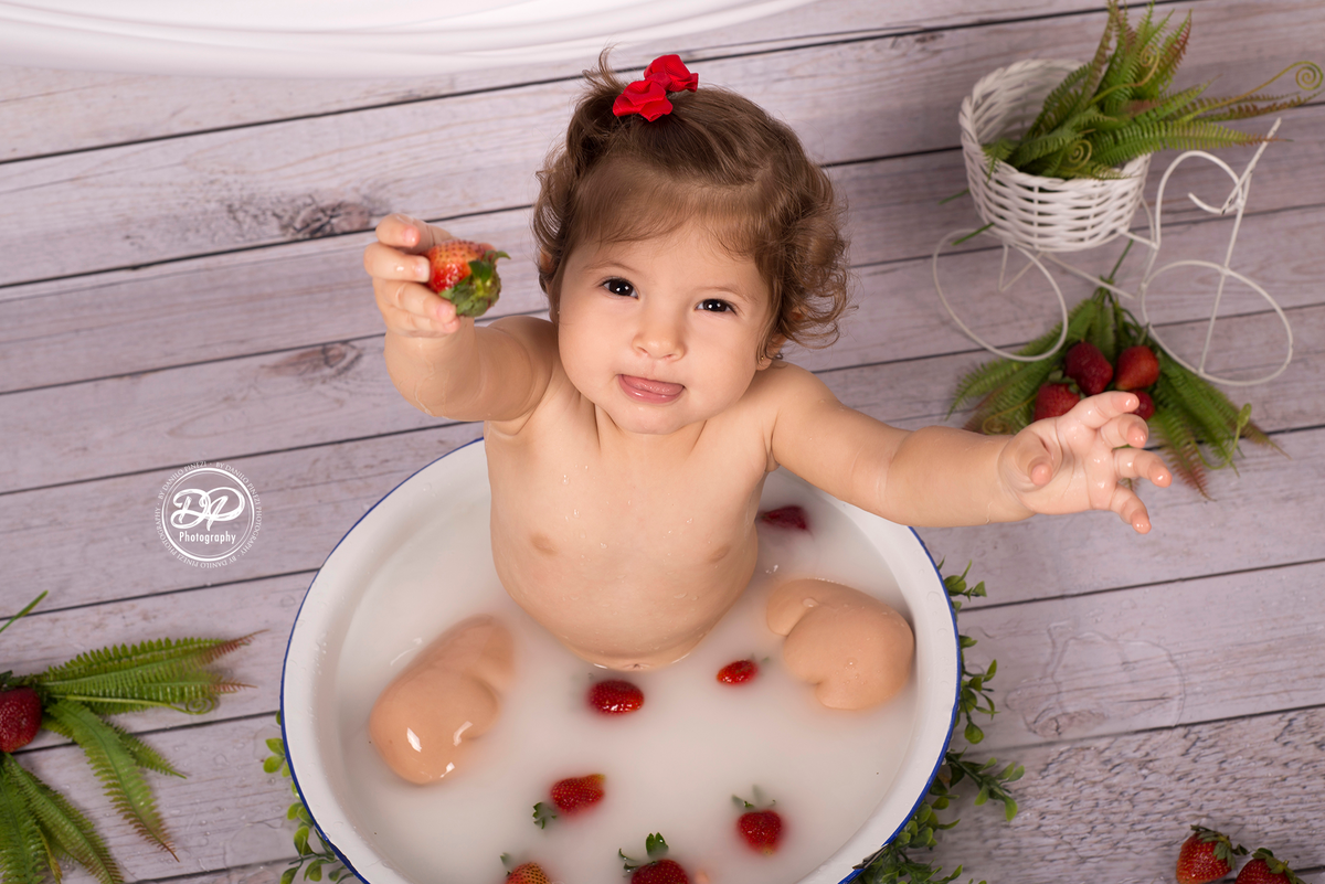 Milk Bath Menina com morangos, feito no Estúdio Danilo Pinezi Fotografia em Bariri