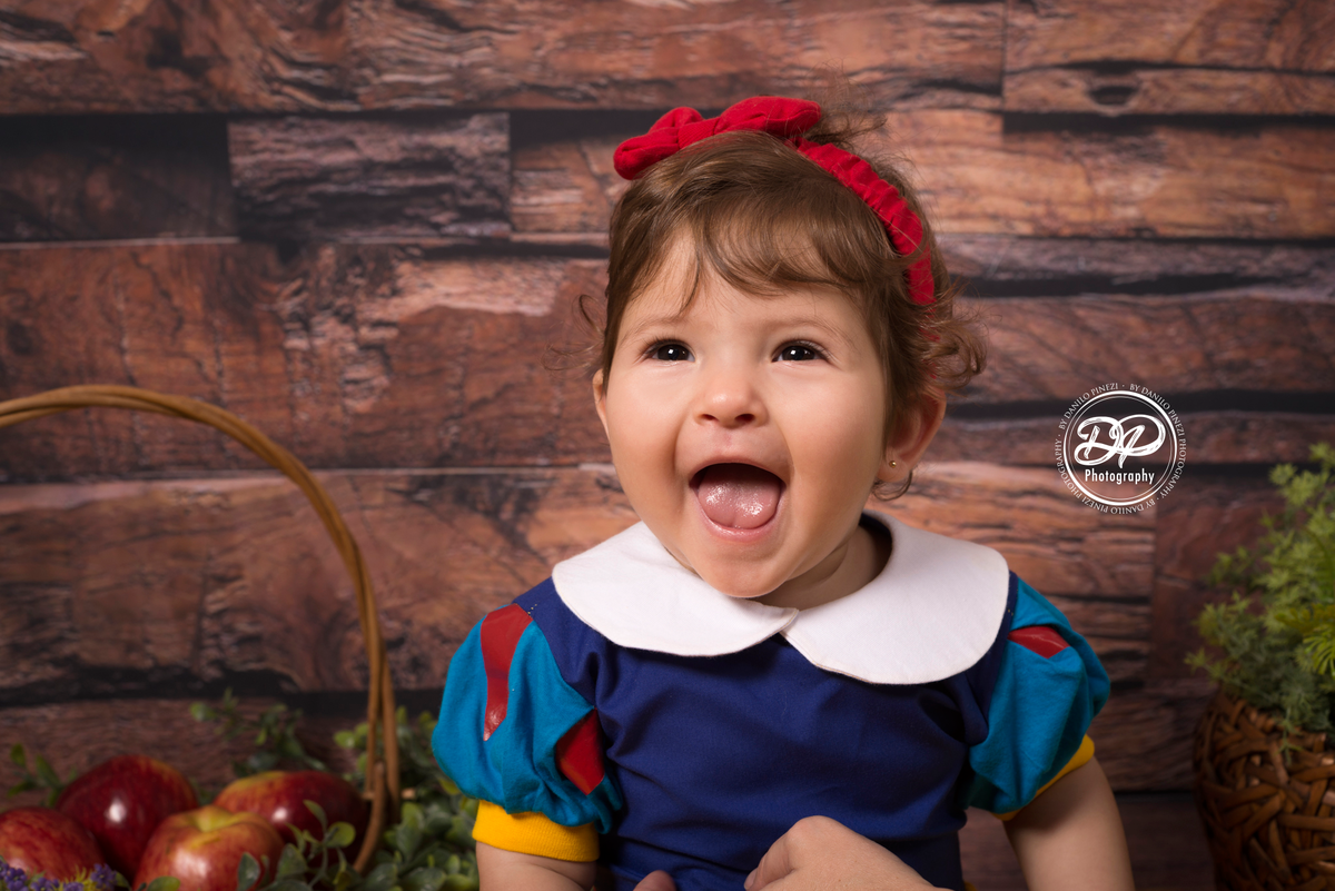 Ensaio Branca de neve em estúdio, com maçãs, flores artificiais e espelho, no estúdio Danilo Pinezi Fotografia em Bariri/SP