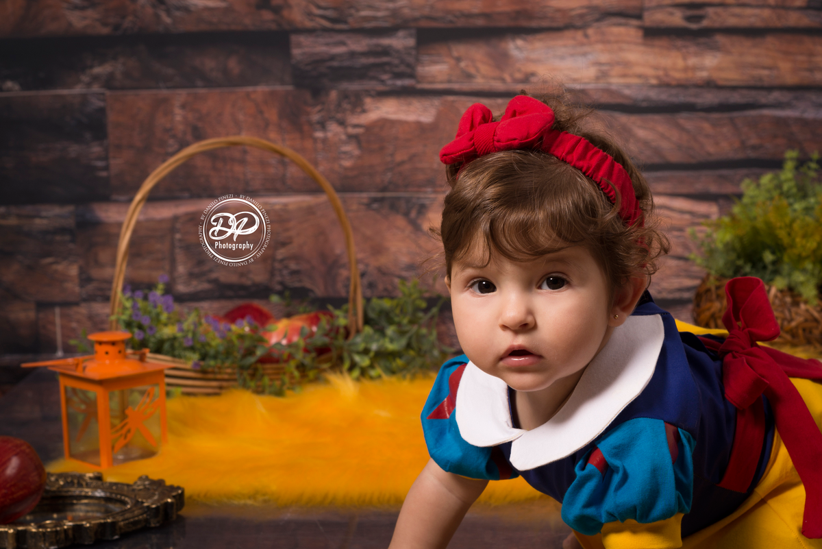 Ensaio Branca de neve em estúdio, com maçãs, flores artificiais e espelho, no estúdio Danilo Pinezi Fotografia em Bariri/SP