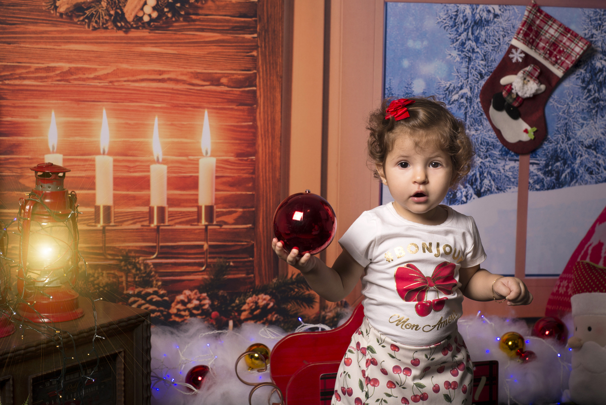 Sessão natalina de menina em estúdio, executado no Estúdio Danilo Pinezi Fotografia