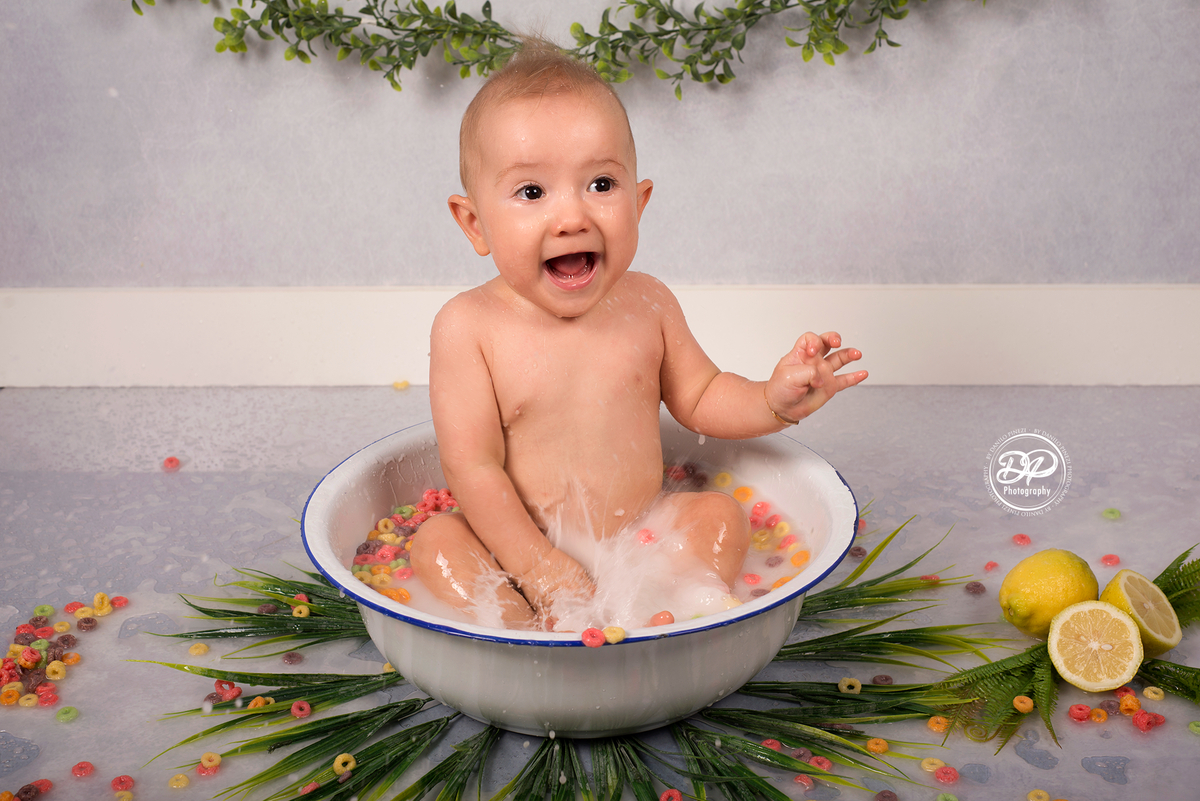 Sessão milk Bath menino em estúdio, feito em Bariri, no estúdio Danilo Pinezi Fotografia