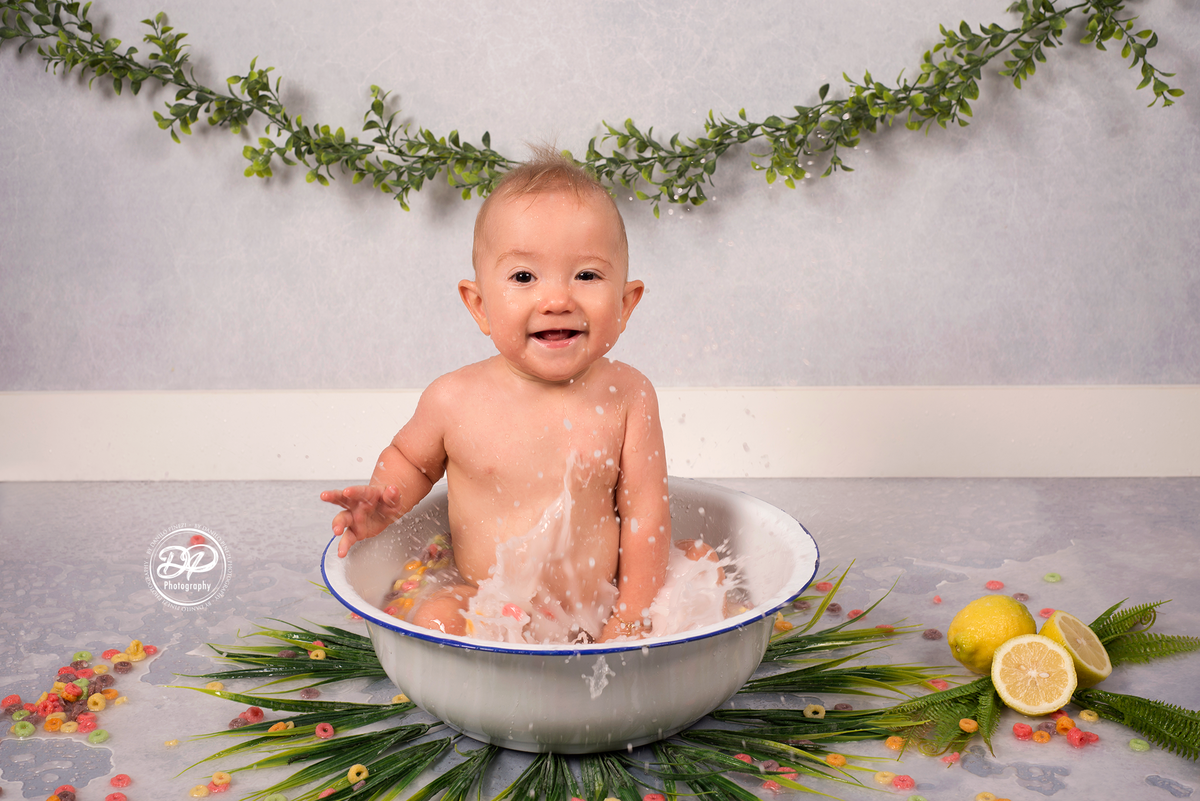 Sessão milk Bath menino em estúdio, feito em Bariri, no estúdio Danilo Pinezi Fotografia