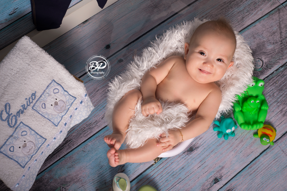 newborn, acompanhamento mensal, fotografia de bebês, fotografia de família, família, bebês, hora do banho