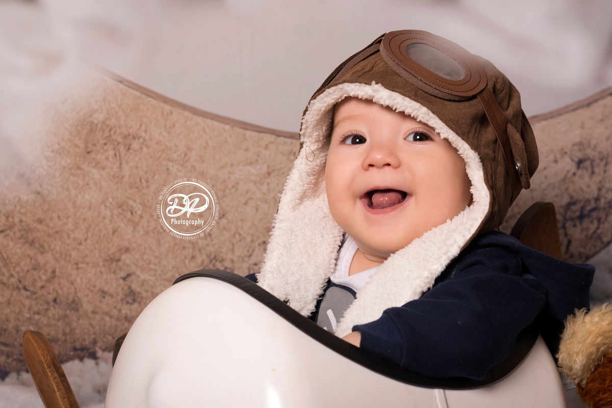 newborn, acompanhamento mensal, fotografia de bebês, fotografia de família, família, bebês, bebê aviador, avião