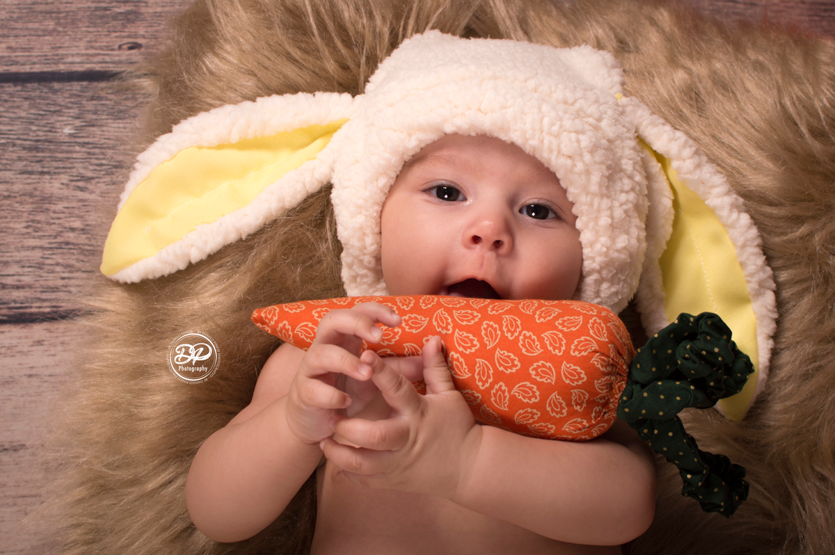 acompanhamento mensal de bebês, estúdio especializado em newborn, fotografia de recém nascidos, ensaios especiais, fotógrafo de família, estúdio fotográfico em Bariri/jaú, páscoa