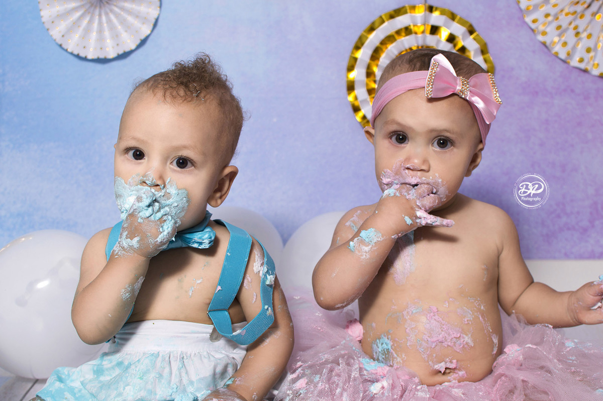 smash the cake, ensaio infantil com bolo, fotografia de bebês, aniversario de 1 ano, fotografia de estúdio e família, danilopinezi fotografia, fotografia de gêmeos, smash the cake gêmeos