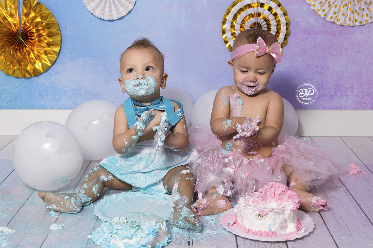 smash the cake, ensaio infantil com bolo, fotografia de bebês, aniversario de 1 ano, fotografia de estúdio e família, danilopinezi fotografia, fotografia de gêmeos, smash the cake gêmeos