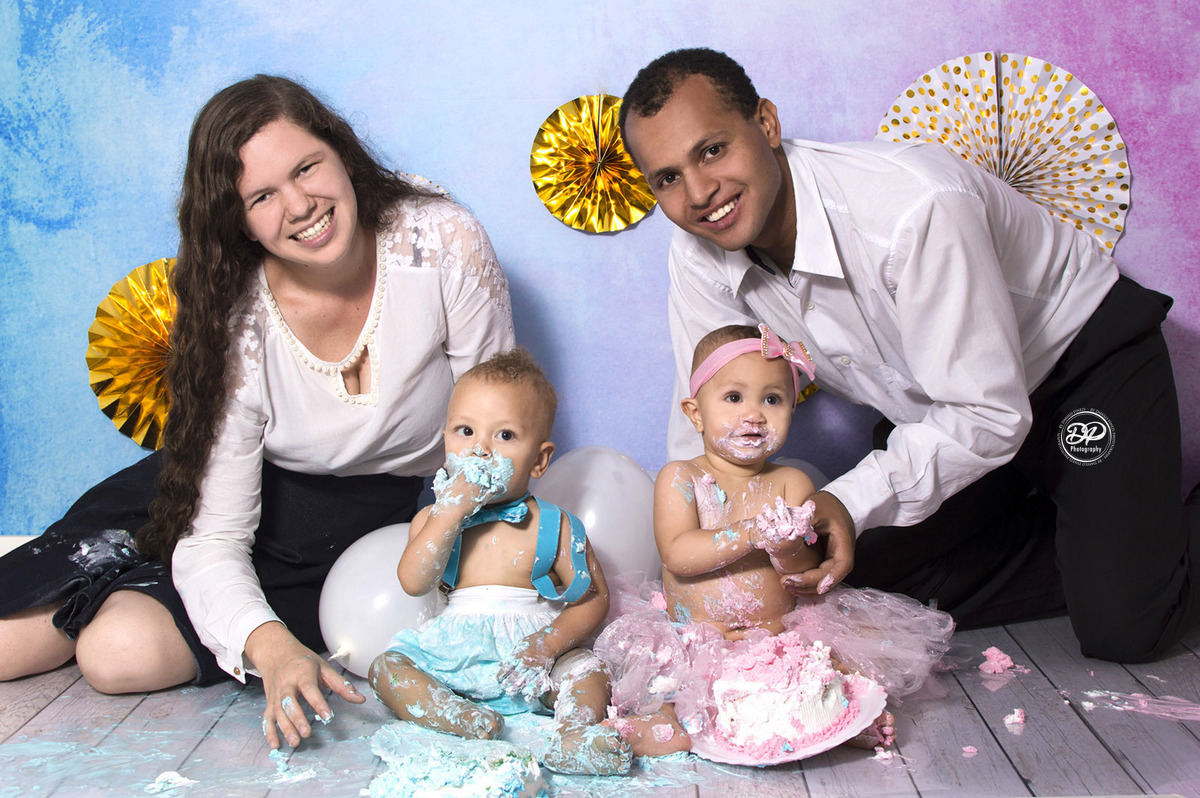 smash the cake, ensaio infantil com bolo, fotografia de bebês, aniversario de 1 ano, fotografia de estúdio e família, danilopinezi fotografia, fotografia de gêmeos, smash the cake gêmeos