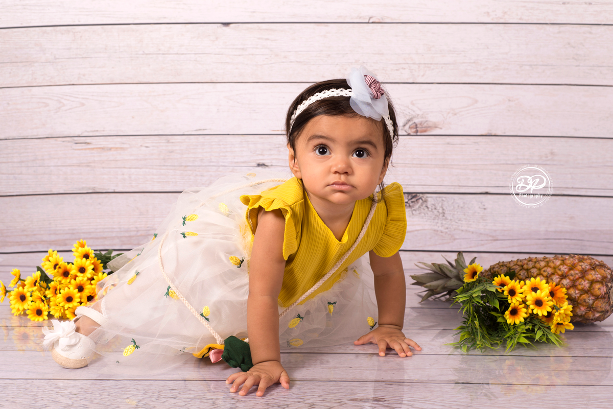 Milk bath (banheira de leite) de menina com abacaxi e margaridas, feito no estúdio Danilo Pinezi Fotografia em Bariri.