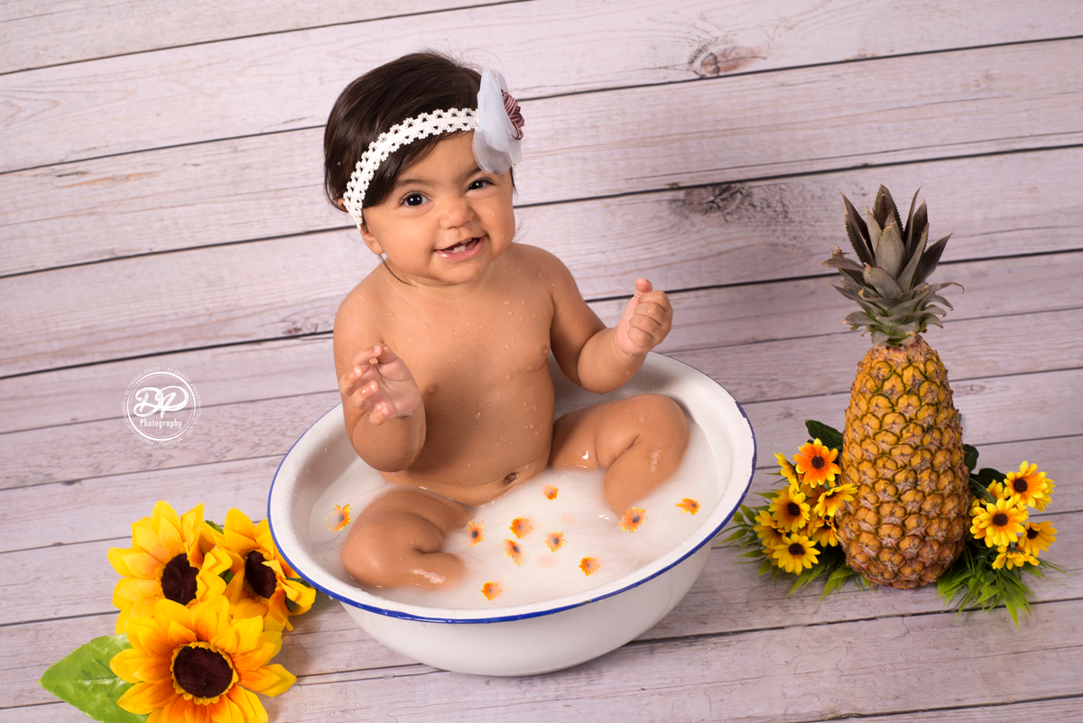 Milk bath (banheira de leite) de menina com abacaxi e margaridas, feito no estúdio Danilo Pinezi Fotografia em Bariri.