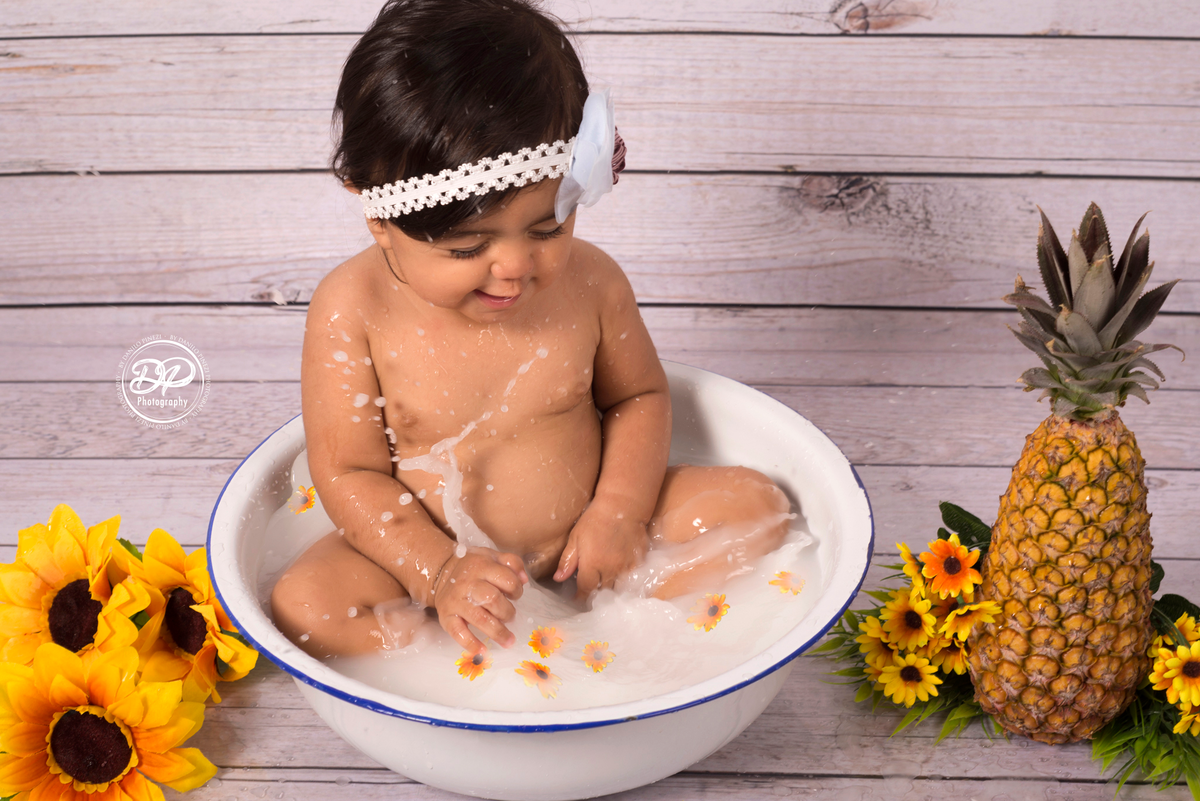 Milk bath (banheira de leite) de menina com abacaxi e margaridas, feito no estúdio Danilo Pinezi Fotografia em Bariri.
