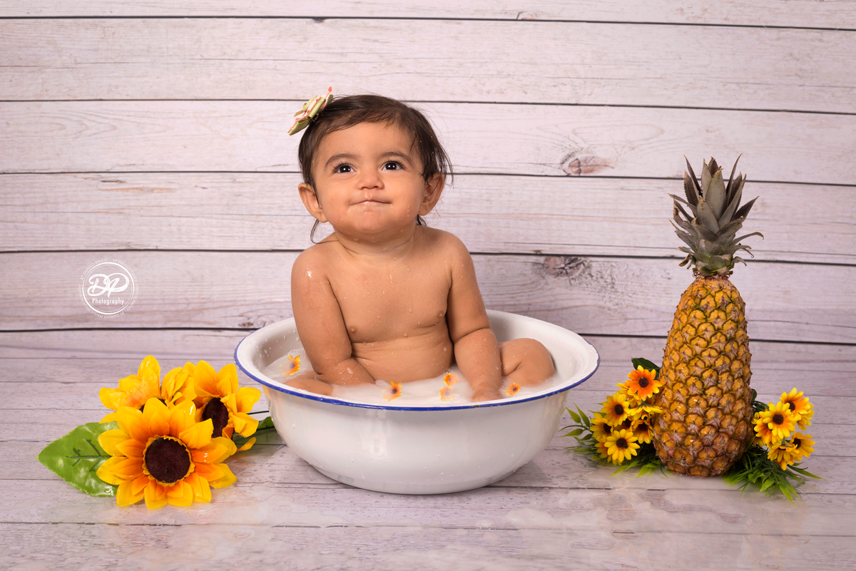 Milk bath (banheira de leite) de menina com abacaxi e margaridas, feito no estúdio Danilo Pinezi Fotografia em Bariri.