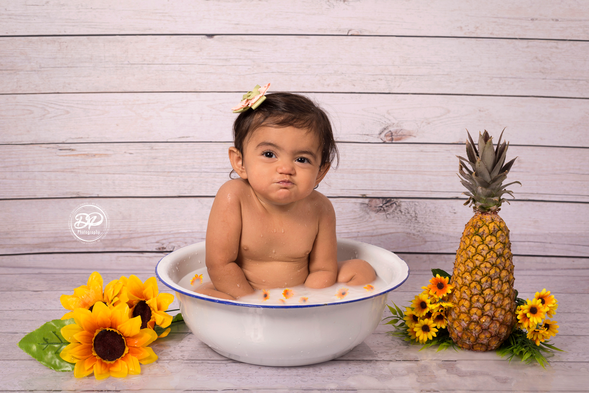 Milk bath (banheira de leite) de menina com abacaxi e margaridas, feito no estúdio Danilo Pinezi Fotografia em Bariri.