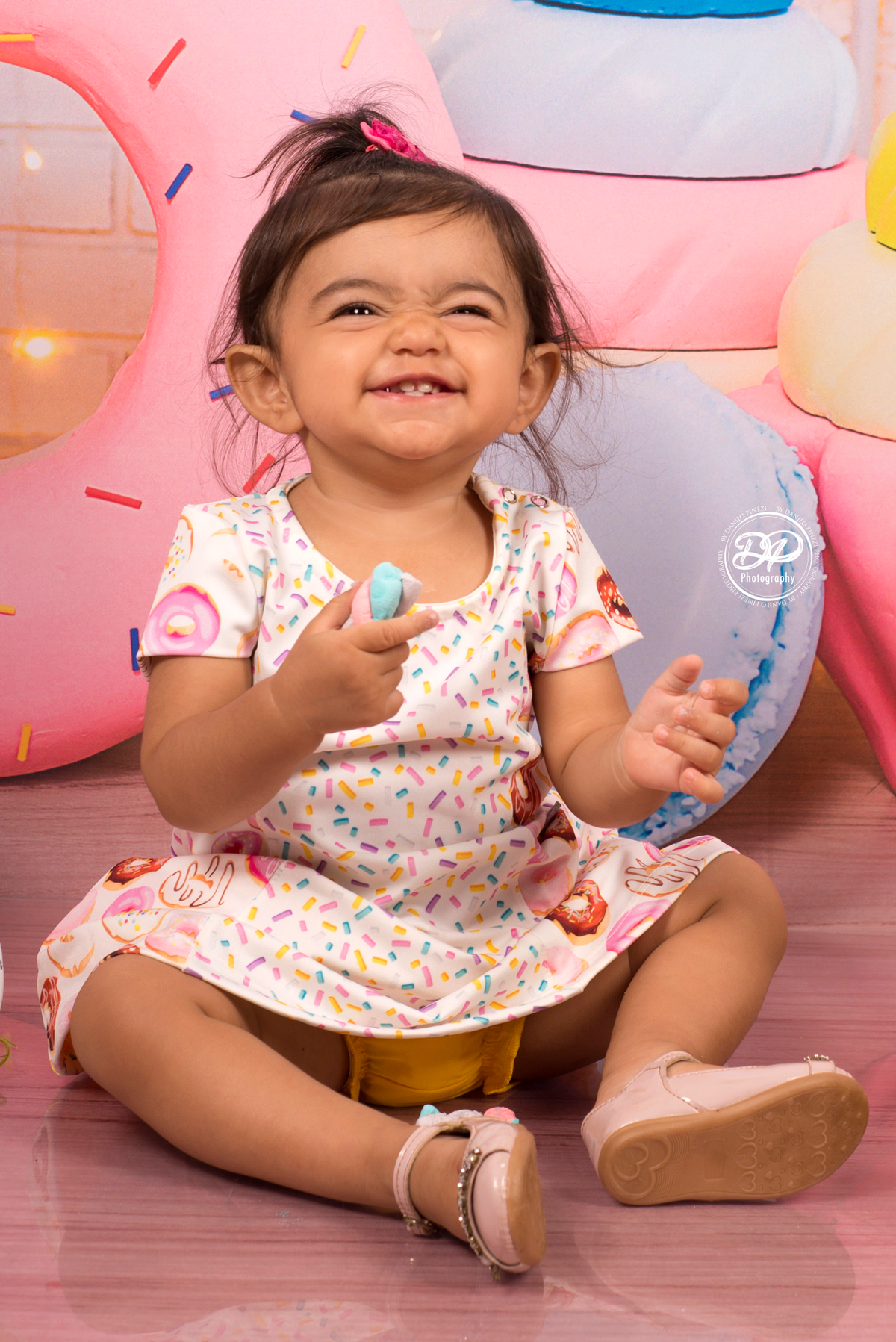 Ensaio Infantil de menina tema mundo dos doces, com marshmallows, feito no estúdio Danilo Pinezi Fotografia e Bariri/SP