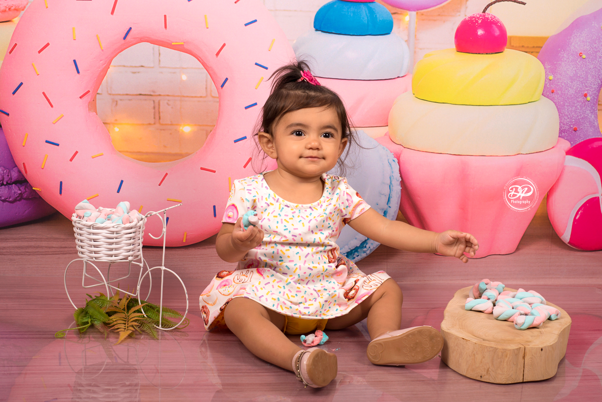 Ensaio Infantil de menina tema mundo dos doces, com marshmallows, feito no estúdio Danilo Pinezi Fotografia e Bariri/SP