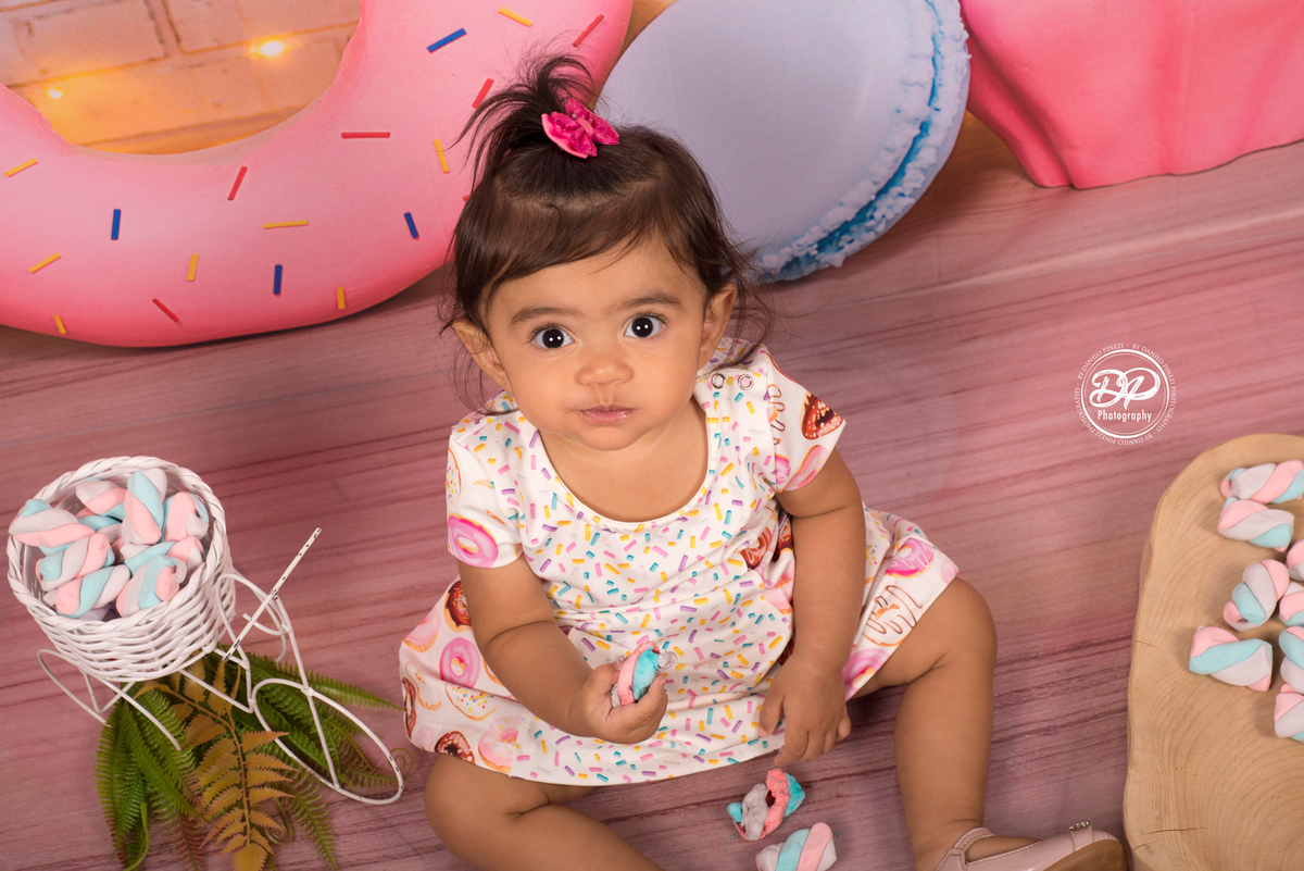 Ensaio Infantil de menina tema mundo dos doces, com marshmallows, feito no estúdio Danilo Pinezi Fotografia e Bariri/SP