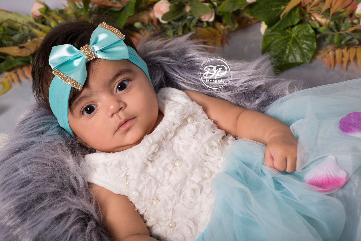 newborn, estúdio fotográfico, Danilo Pinezi Fotografia, fotografias de bebês, acompanhamento mensal, ensaios infantis, baby girl, fotografia de família,  flores