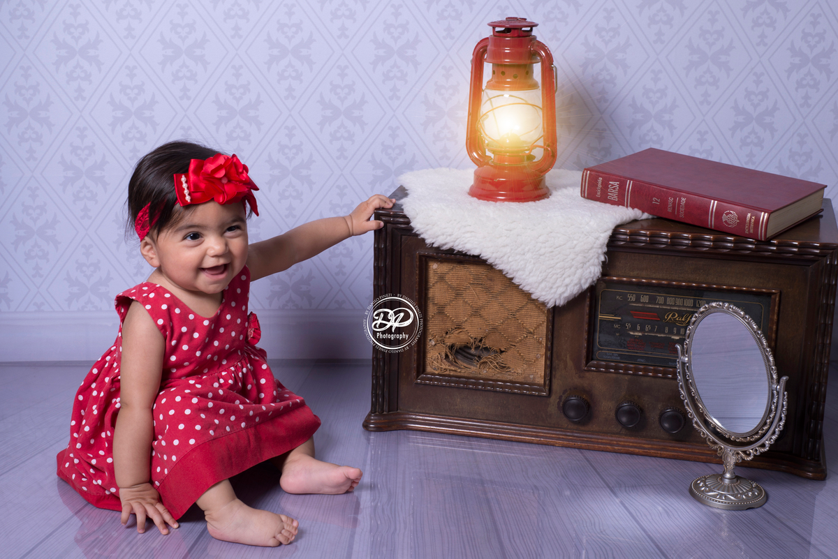 newborn, estúdio fotográfico, Danilo Pinezi Fotografia, fotografias de bebês, acompanhamento mensal, ensaios infantis, baby girl, fotografia de família,  sessão vintage, antiguidades, anos 60 e 70, vestido de bolinhas