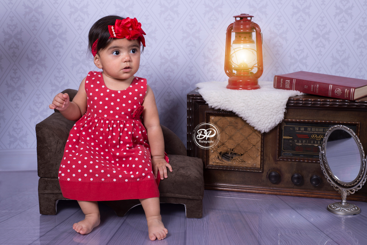 newborn, estúdio fotográfico, Danilo Pinezi Fotografia, fotografias de bebês, acompanhamento mensal, ensaios infantis, baby girl, fotografia de família,  sessão vintage, antiguidades, anos 60 e 70, vestido de bolinhas