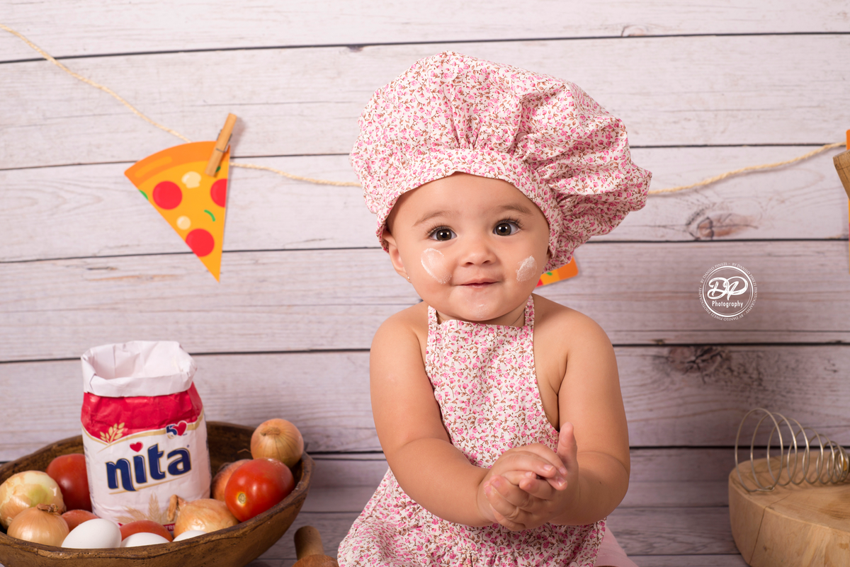 Ensaio MIniChef de menina com avental e touca rosa, tema pizzaiollo, executado no estúdio Danilo Pinezi Fotografia em Bariri/ SP