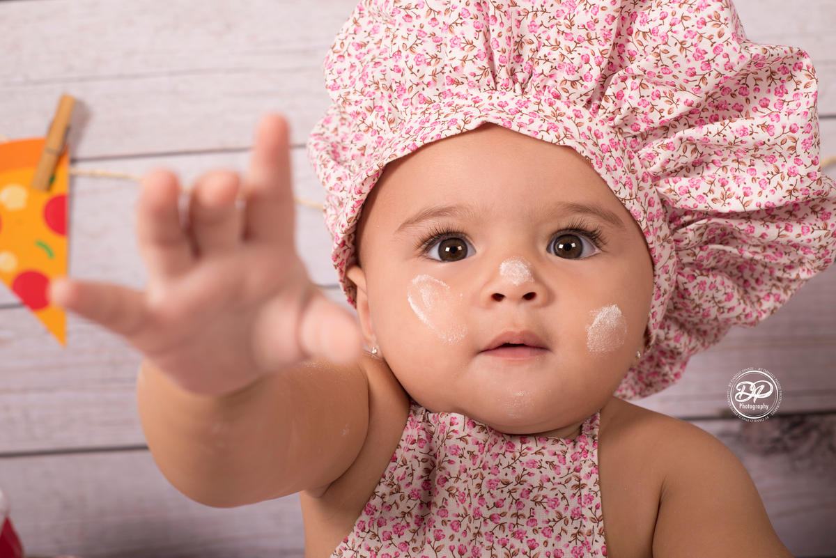Ensaio MIniChef de menina com avental e touca rosa, tema pizzaiollo, executado no estúdio Danilo Pinezi Fotografia em Bariri/ SP