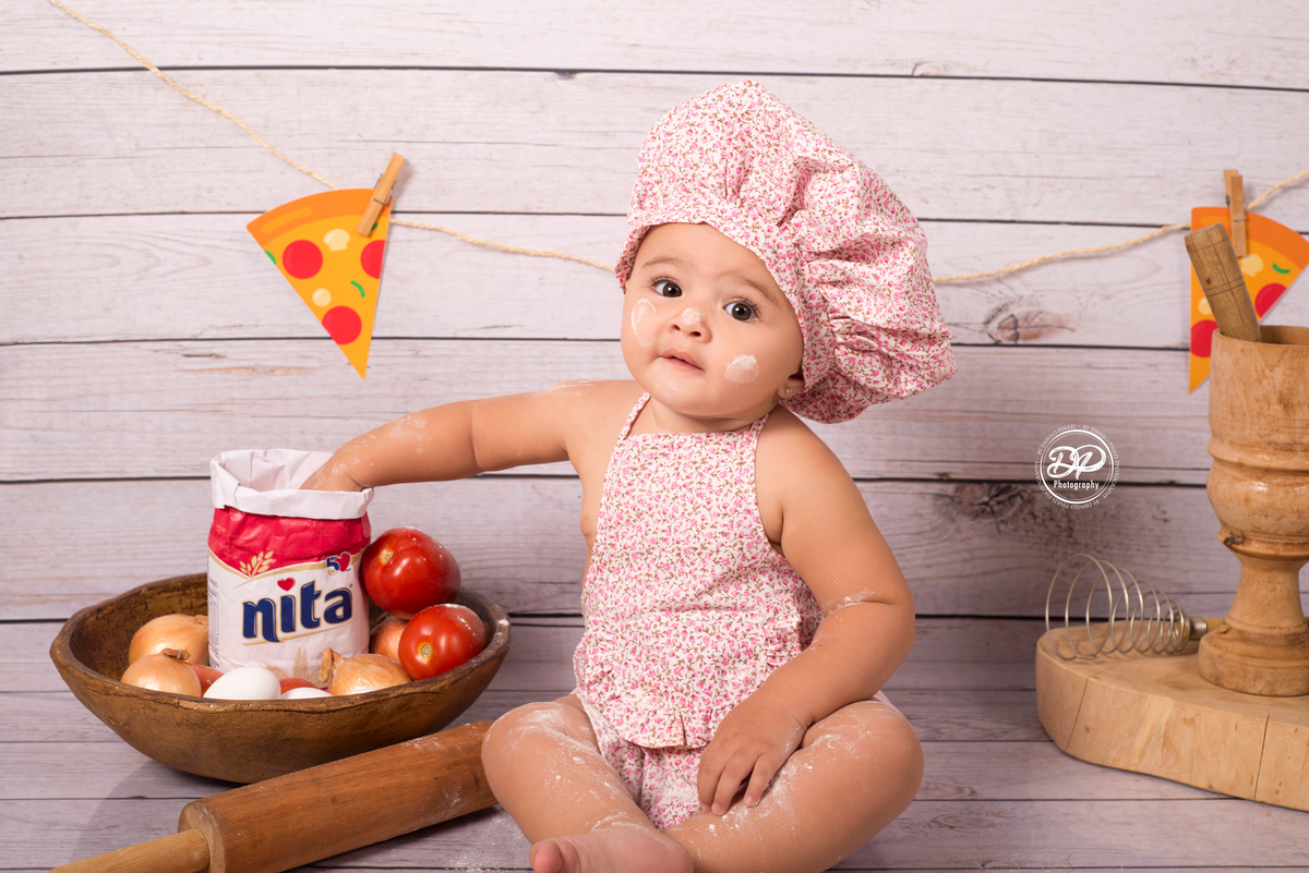 Ensaio MIniChef de menina com avental e touca rosa, tema pizzaiollo, executado no estúdio Danilo Pinezi Fotografia em Bariri/ SP
