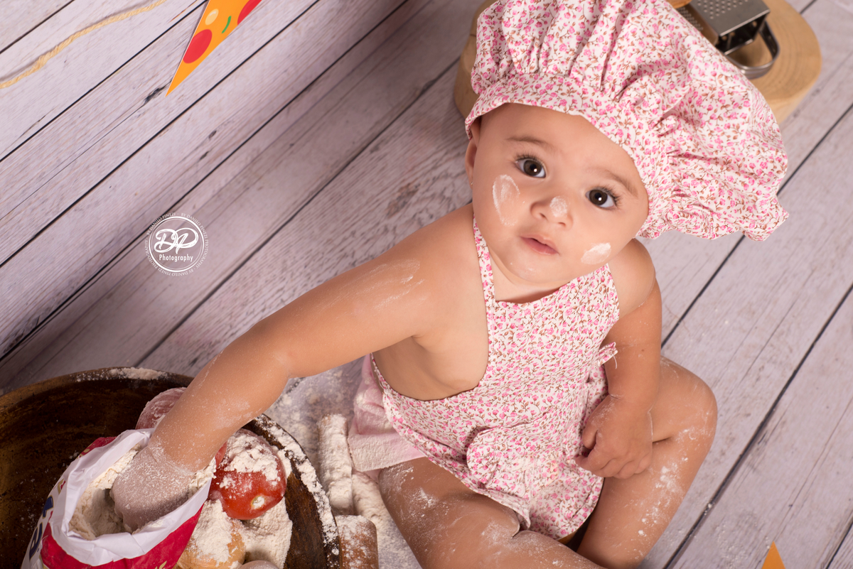 Ensaio MIniChef de menina com avental e touca rosa, tema pizzaiollo, executado no estúdio Danilo Pinezi Fotografia em Bariri/ SP