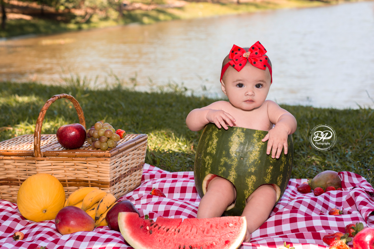 Smash the fruit feito em Bariri, pelo fotógrafo Danilo Pinezi. Bebê dentro de uma melancia