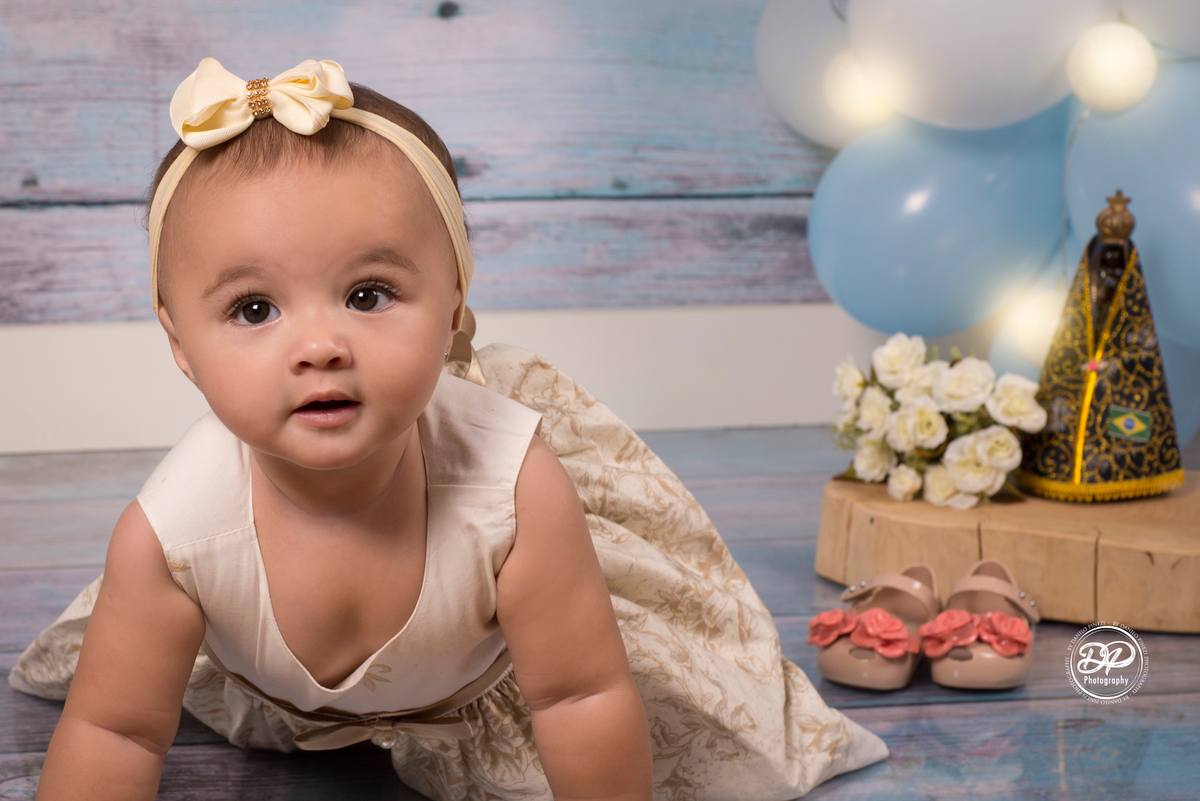 Ensaio de menina em estúdio, em homenagem a Nossa Senhora Aparecida, feito no estúdio Danilo Pinezi Fotografia