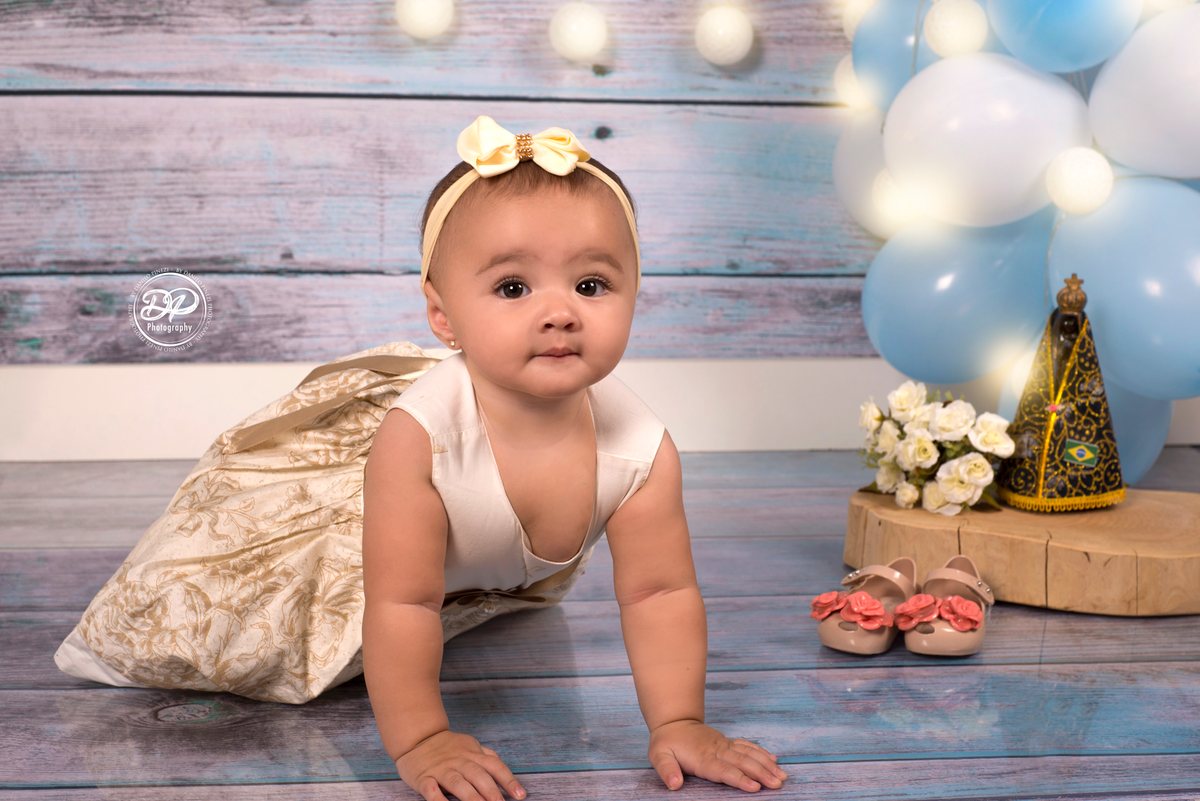 Ensaio de menina em estúdio, em homenagem a Nossa Senhora Aparecida, feito no estúdio Danilo Pinezi Fotografia