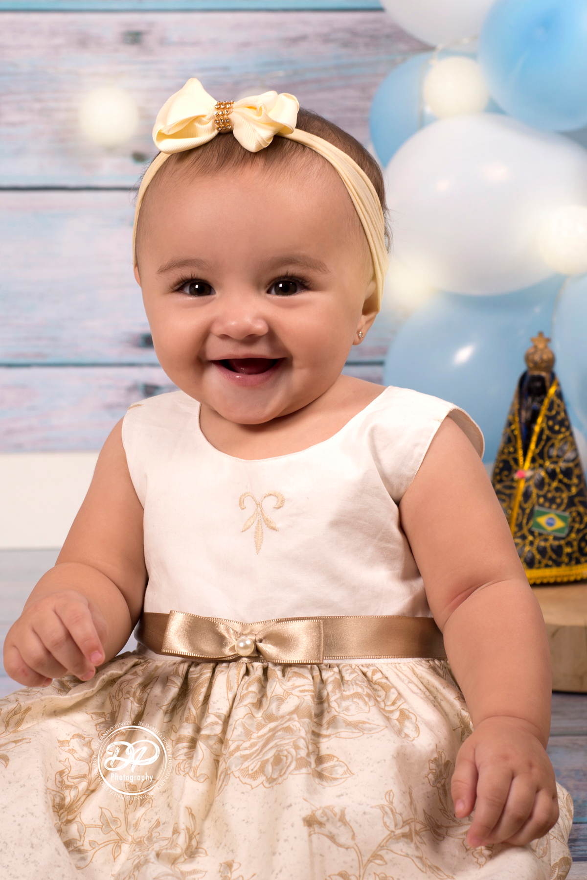 Ensaio de menina em estúdio, em homenagem a Nossa Senhora Aparecida, feito no estúdio Danilo Pinezi Fotografia