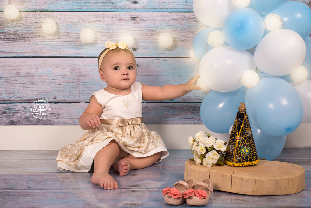 Ensaio de menina em estúdio, em homenagem a Nossa Senhora Aparecida, feito no estúdio Danilo Pinezi Fotografia