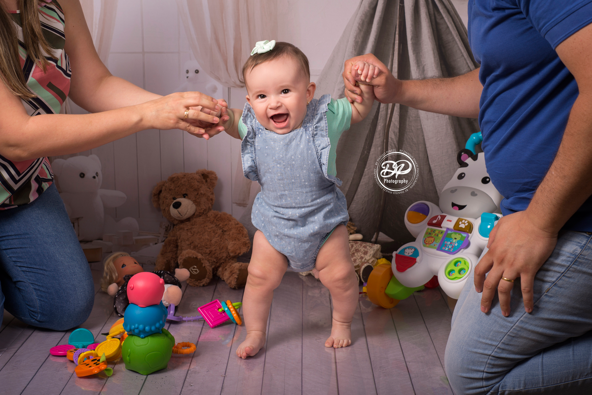 fotografia de bebês, estúdio de bebês, fotógrafo de família, acompanhamento mensal, Danilo Pinezi Fotografia, fotógrafo newborn, quarto de brinquedos, bebê deitada em meio a seus brinquedos
