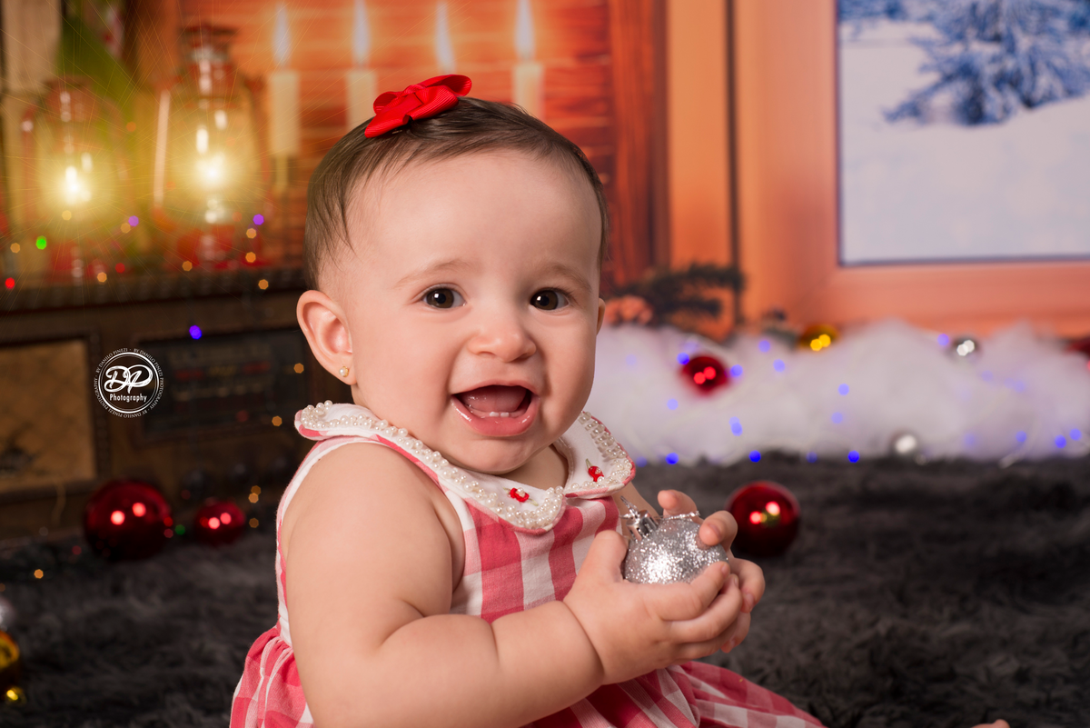 sessão natalina de menina realizada no estúdio Danilo Pinezi Fotografia em Bariri.
