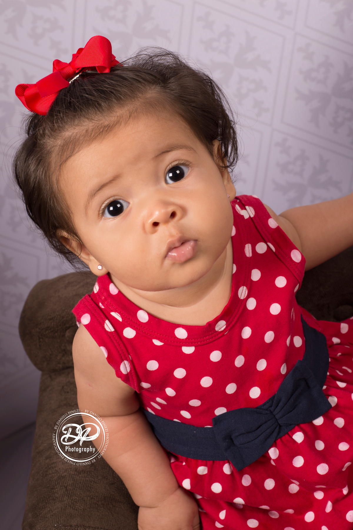 Danilo Pinezi Fotografia, ensaios infantis, ensaios temáticos, newborn, estúdio fotográfico, fotógrafo de família, ensaio vintage, bebê sentada no divã com telefone e rádio antigo