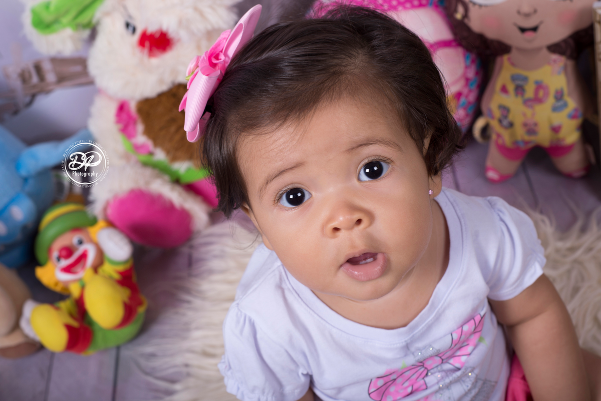 Sessão de bebê menina em estúdio, Tema quarto de Brinquedos, com brinquedos e fotografias espalhados, realizado no estúdio Danilo Pinezi Fotografia