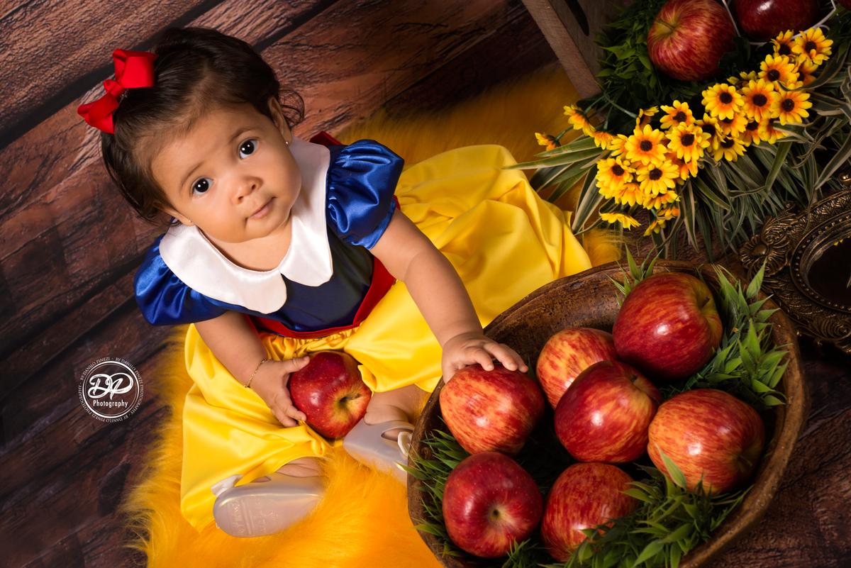 sessão fotográfica de menina, Tema branca de neve, realizada no estúdio Danilo Pinezi Fotografia em Bariri