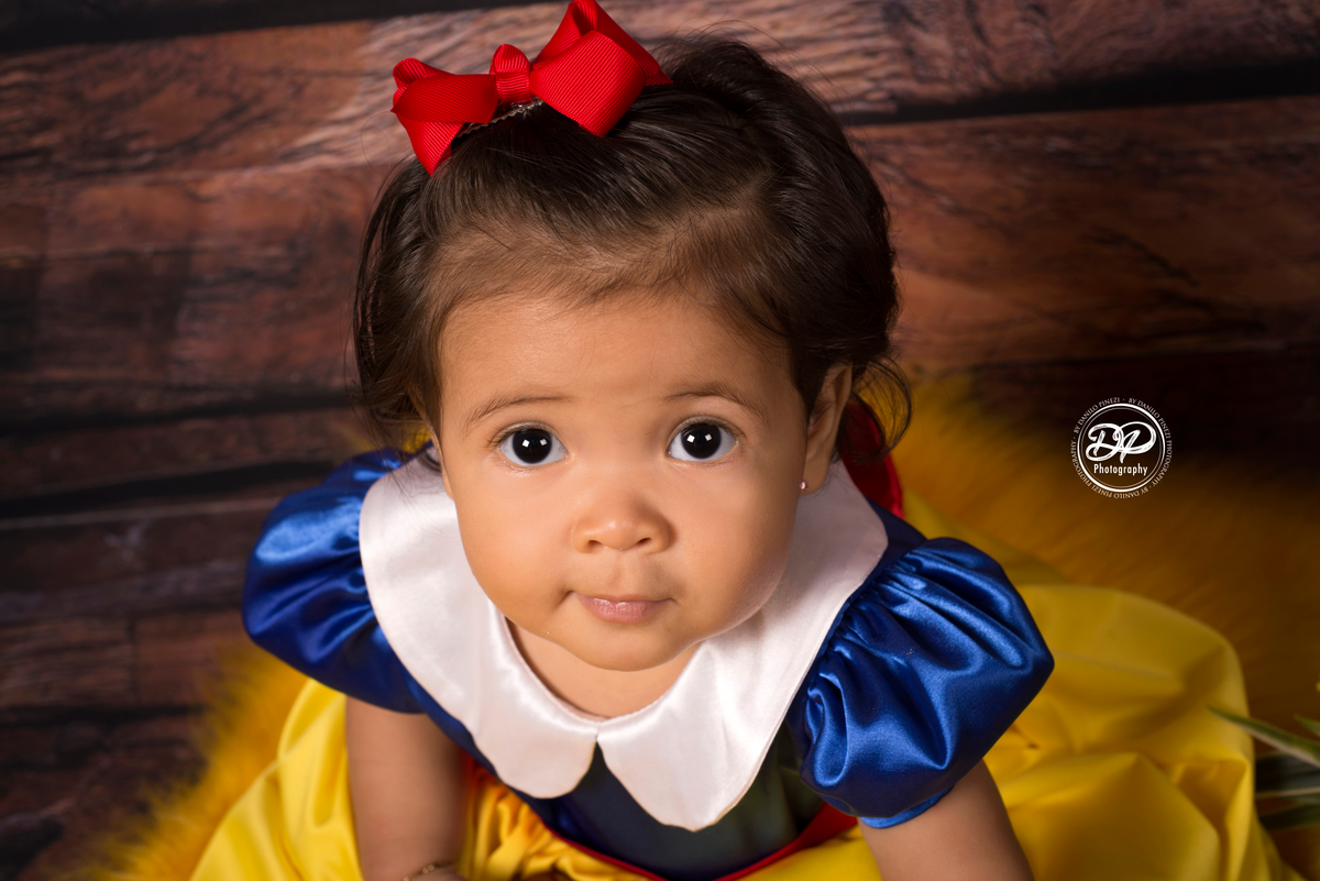 sessão fotográfica de menina, Tema branca de neve, realizada no estúdio Danilo Pinezi Fotografia em Bariri