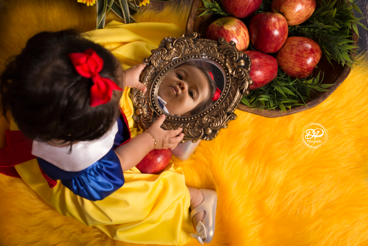 sessão fotográfica de menina, Tema branca de neve, realizada no estúdio Danilo Pinezi Fotografia em Bariri