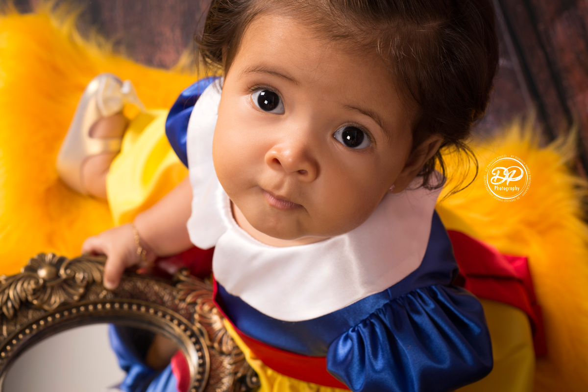 sessão fotográfica de menina, Tema branca de neve, realizada no estúdio Danilo Pinezi Fotografia em Bariri