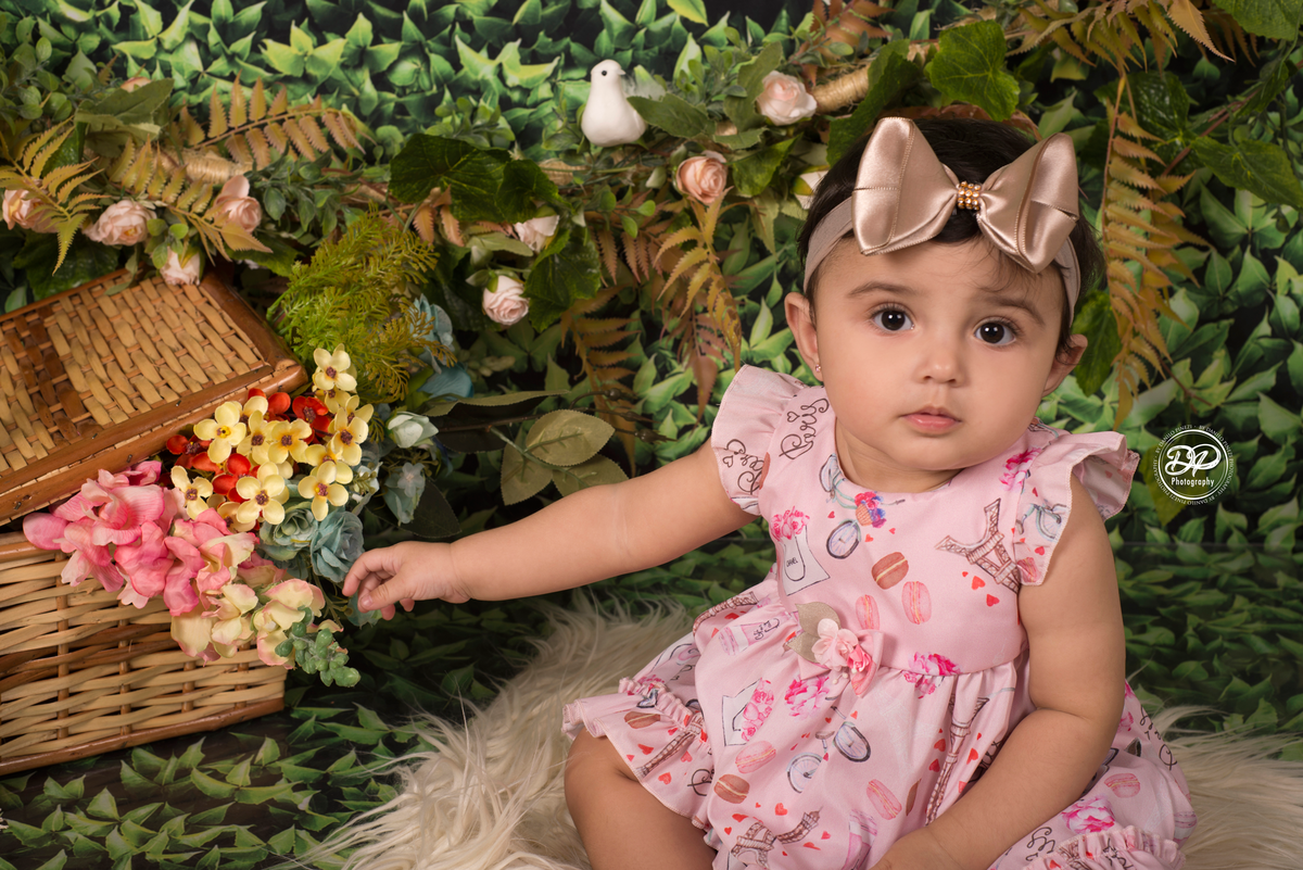 Ensaio fotográfico de menina Tema Jardim de Flores, executado pelo fotógrafo Danilo Pinezi em Bariri.