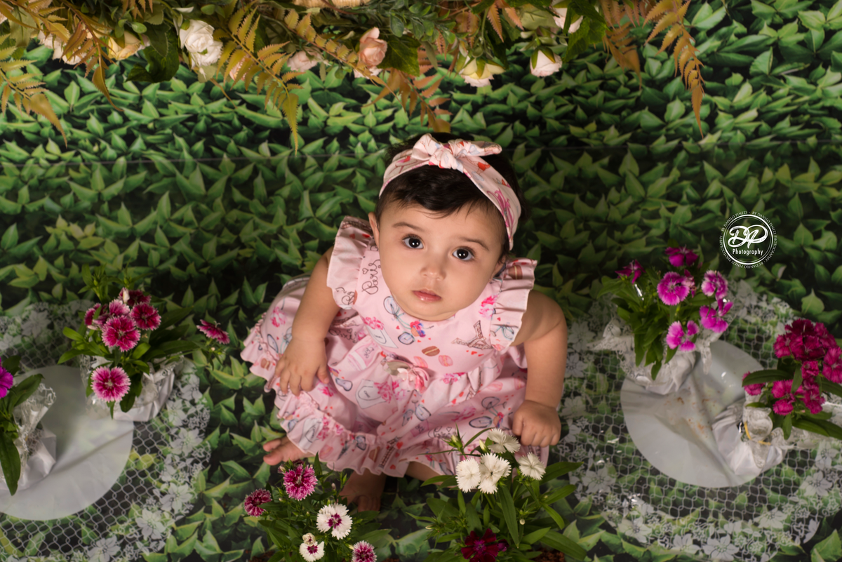Ensaio fotográfico de menina Tema Jardim de Flores, executado pelo fotógrafo Danilo Pinezi em Bariri.