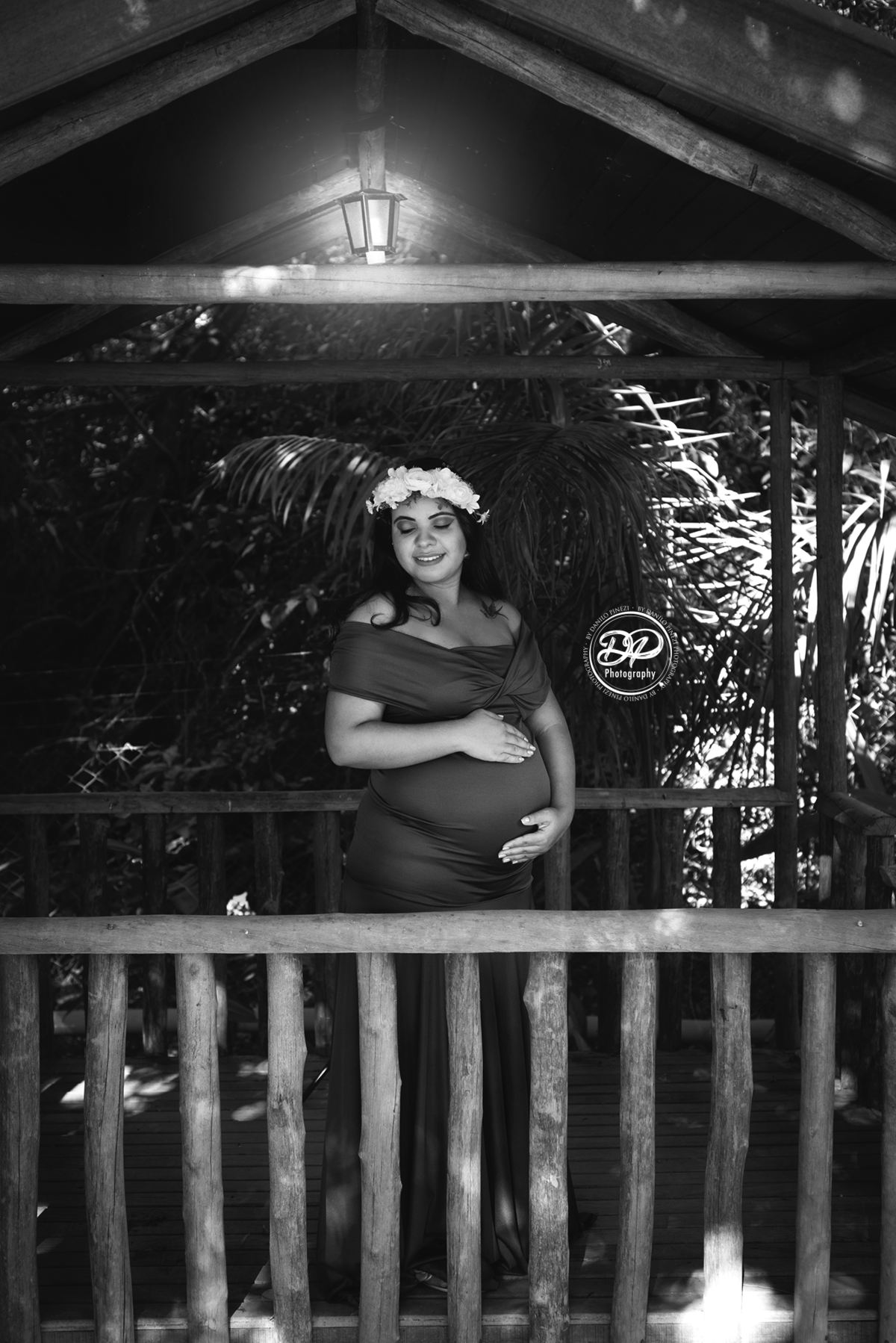 gestante com as mão na barriga, feliz, fotografia em preto e branco