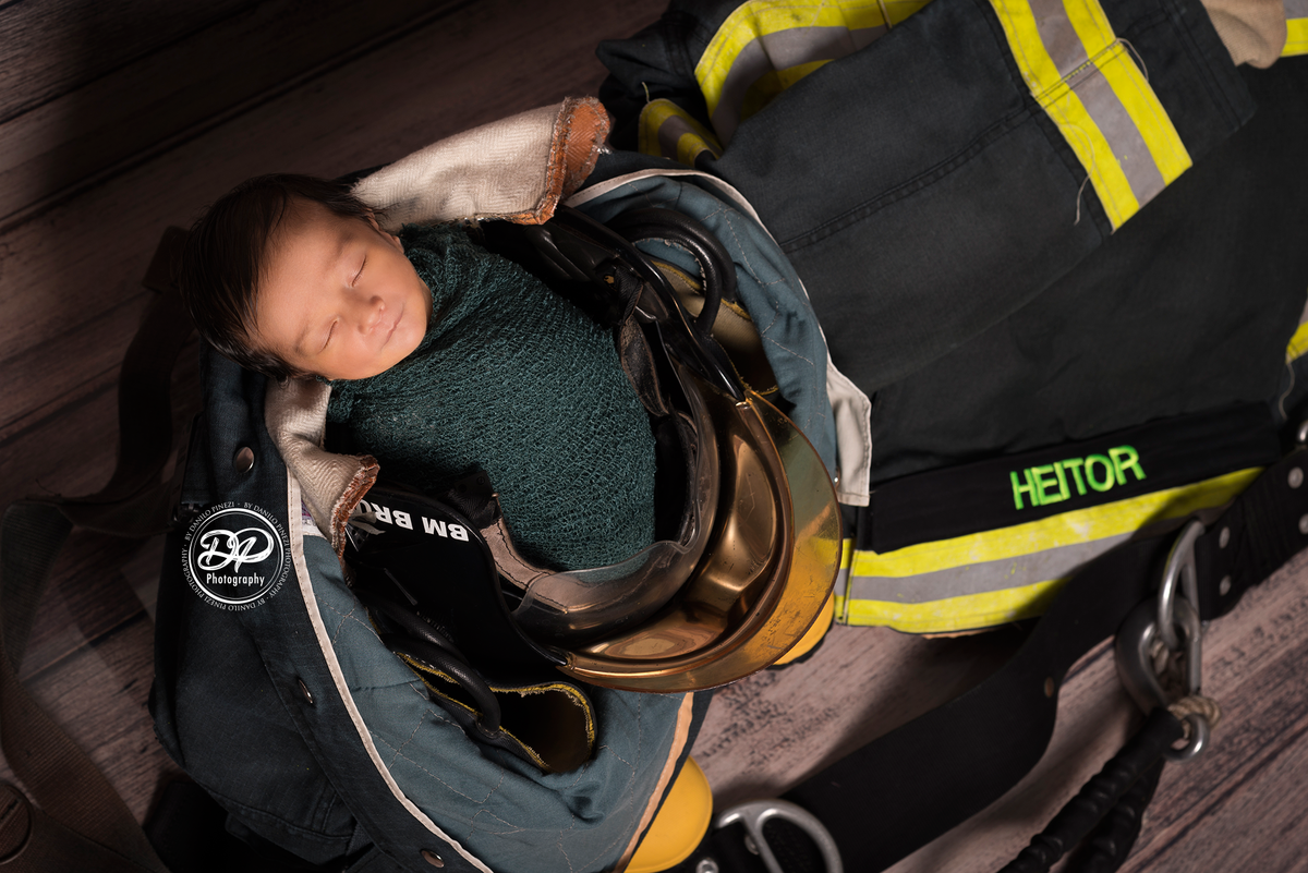 newborn, newborn menino, newborn bombeiro, Danilo Pinezi Fotografia, estúdio fotográfico de recém nascidos e família, fotógrafo newborn região de jaú e bariri