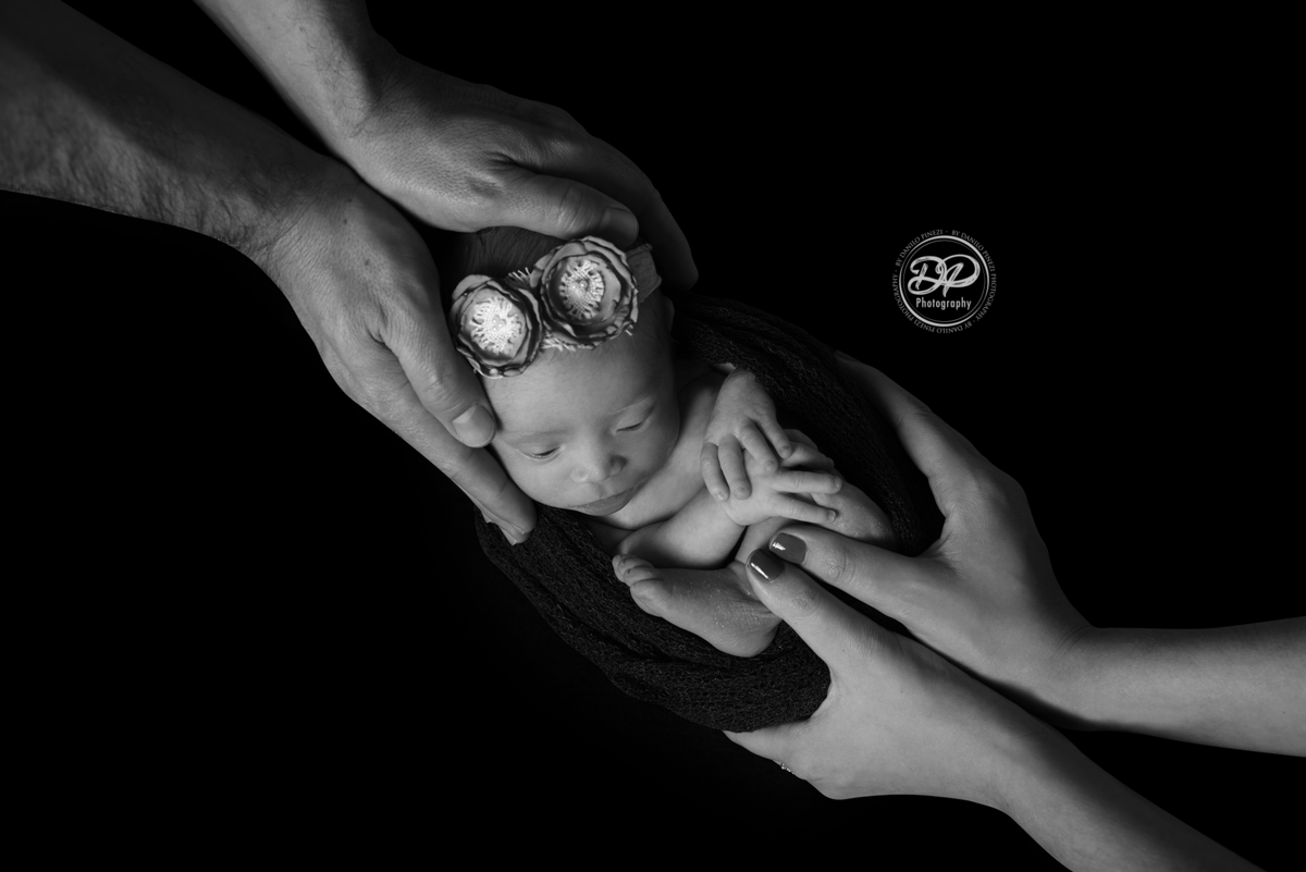 Bebê recém nascida em posição de 